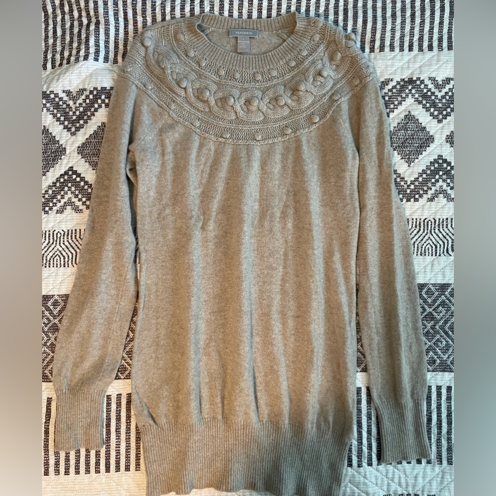 Women’s Hayden 100% cashmere oatmeal colored sweater. Size large.